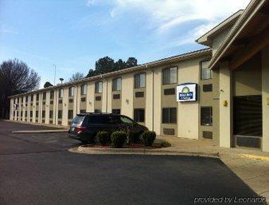 Days Inn & Suites By Wyndham Brinkley Exterior photo